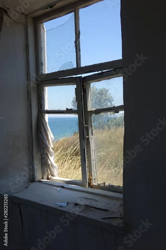 Fototapeta wybite okno z widokiem na morze