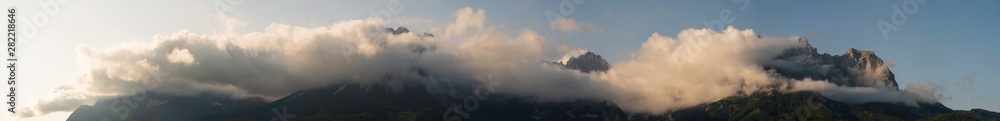 Gebirgsketten Panorama mit vielen Wolken