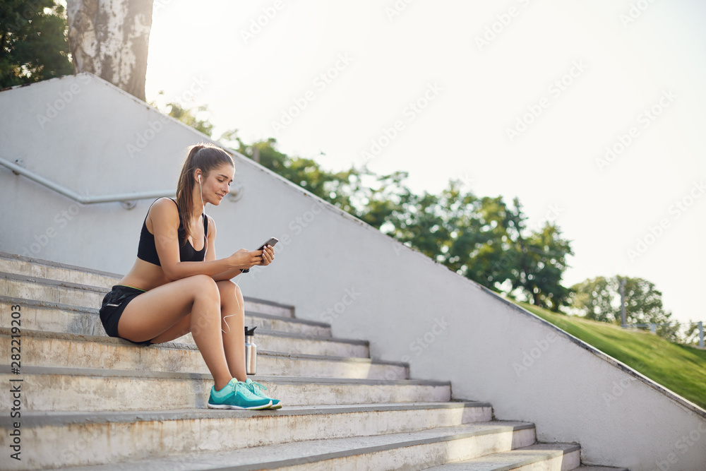 Side-shot female athlete in sportsbra 