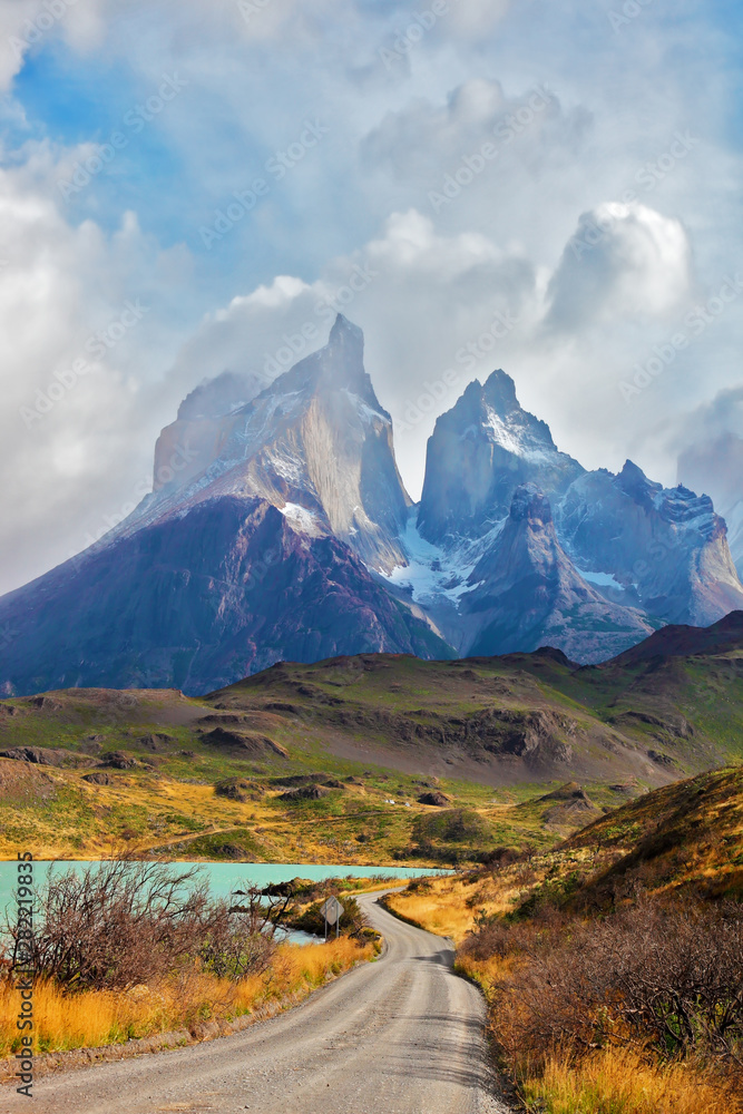 Majestic peaks of Los Kuernos - obrazy, fototapety, plakaty 