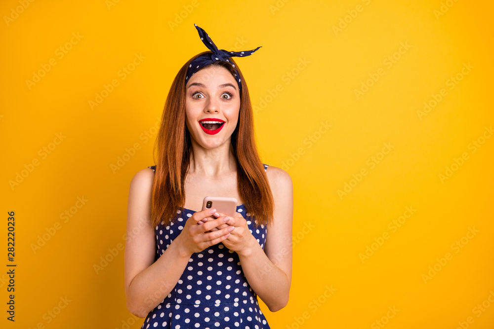 Portrait of her she nice-looking attractive lovely glamorous cheerful cheery amazed straight-haired girl holding in hands device getting notification isolated over bright vivid shine yellow background Portrait of her she nice-looking attractive lovely glamorous cheerful cheery amazed straight-haired girl holding in hands device getting notification isolated over bright vivid shine yellow background