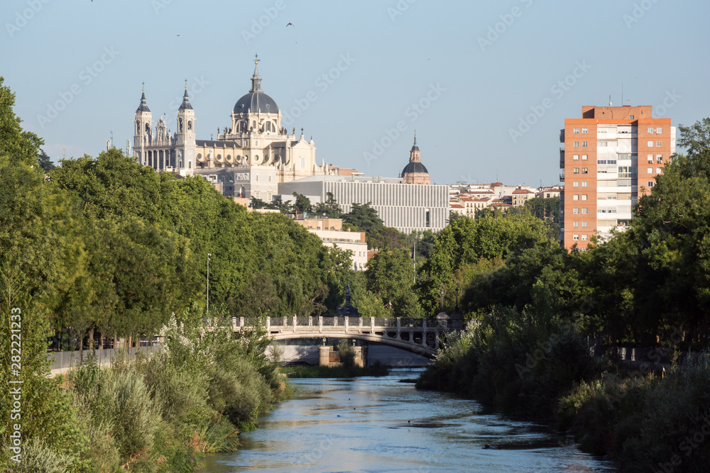 Río Manzanares, Catedral de la Almudena y zona Madrid río en España