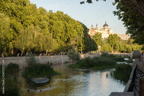 Río Manzanares, Catedral de la Almudena y zona Madrid río en España