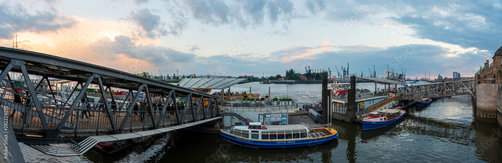 Fototapeta premium Hamburg Hafen am frühen Abend Panorama