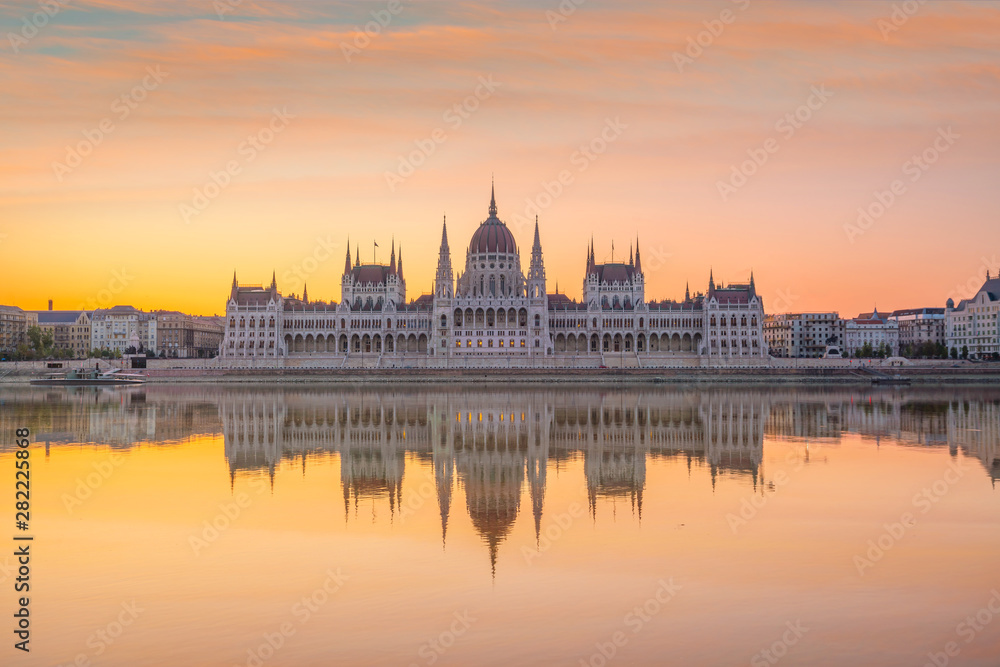 Parliament building over delta of Danube river in Budapest - obrazy, fototapety, plakaty 