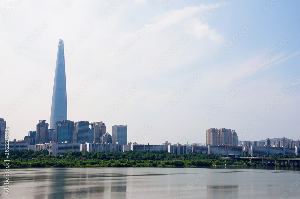 Naklejka premium 漢江とロッテワールドタワー