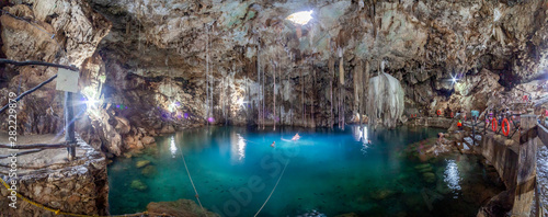 Panorama de la Cénote X'keken, Yucatan, Mexique