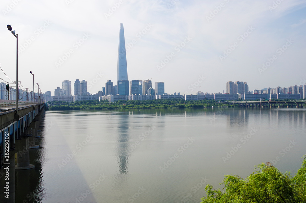 Naklejka premium Han River i Lotte World Tower