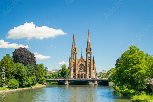 Obraz na płótnie Cityscape of Strasbourg and the Reformed Church Saint Paul, France w salonie