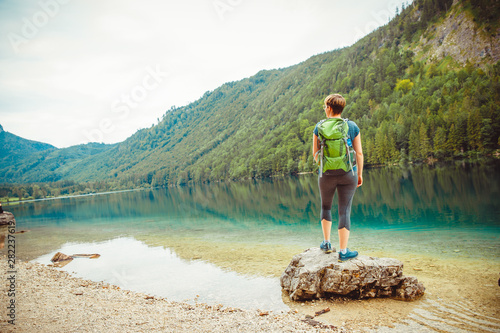 Frau am see wandern