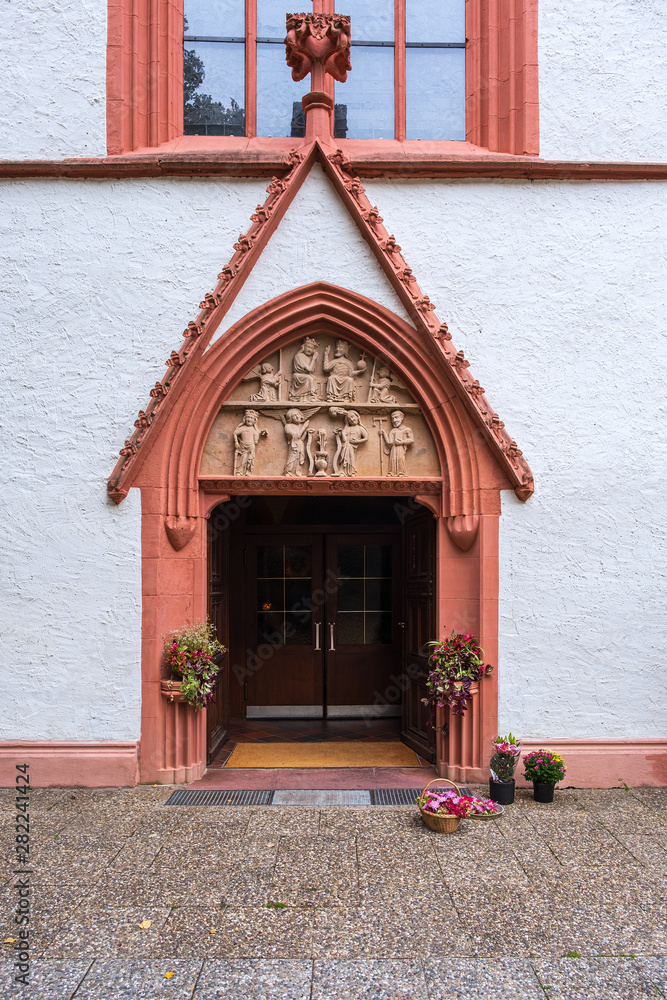 Eingang zur Kirche im Kloster Marienthal im Rheingau/Deutschland Stock