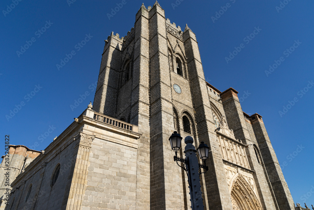 Fachada principal de la Catedral gotica de Avila en España.