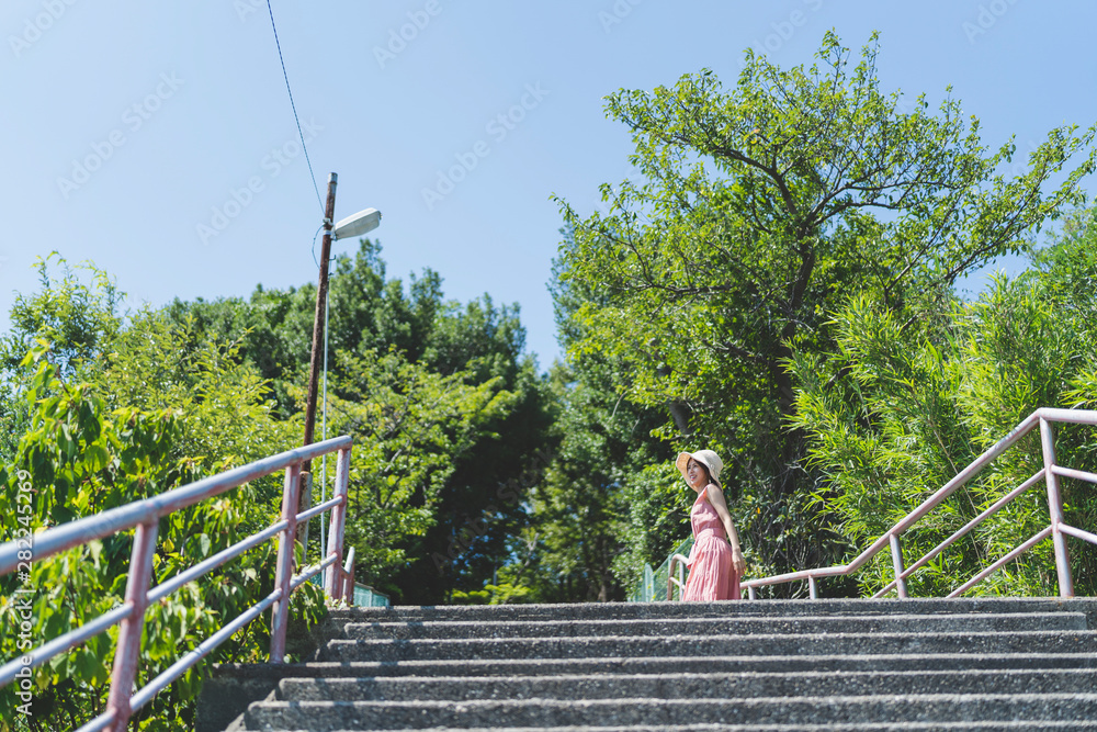 階段の女性 階段の女性
