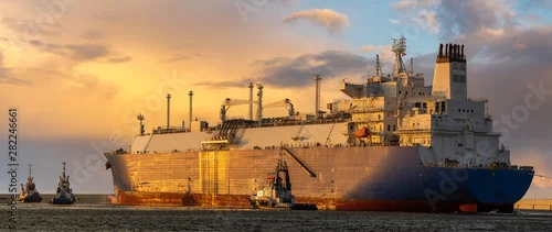 Obraz Tankowiec LNG podczas operacji dostarczania skroplonego gazu do terminalu LNG w Świnoujściu w Polsce