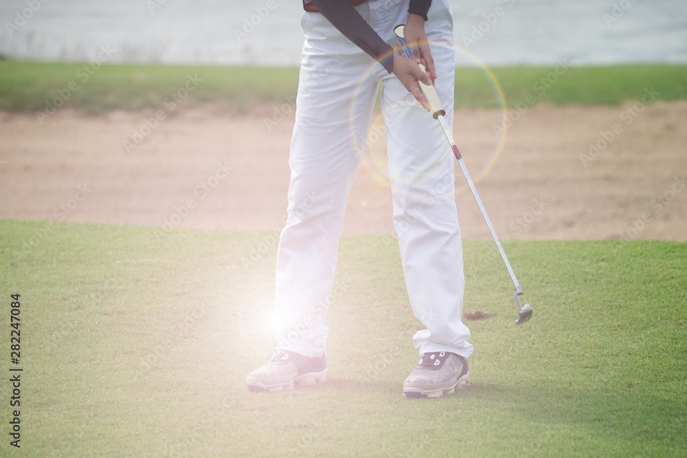 Obraz premium golfer putting on green
