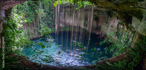 Cuadro en lienzo Cénote Chichen itza, une partie d'une des merveilles du monde et patrimoine de l