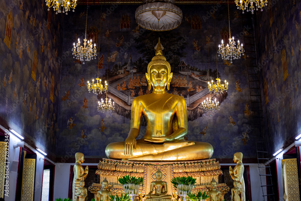 Obraz premium buddha statue in temple in thailand