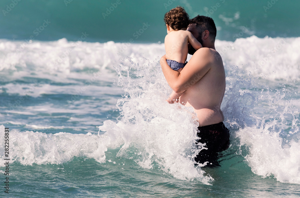 Tra le onde con papà Tra le onde con papà