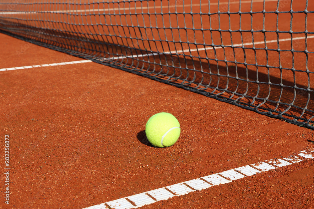 Tennisplatz mit Ball und Netz, Nahaufnahme