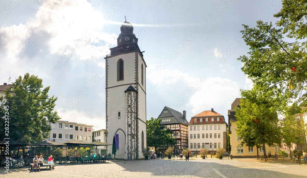Kirchplatz mit Kirchturm, Giessen, Deutschland  - obrazy, fototapety, plakaty 