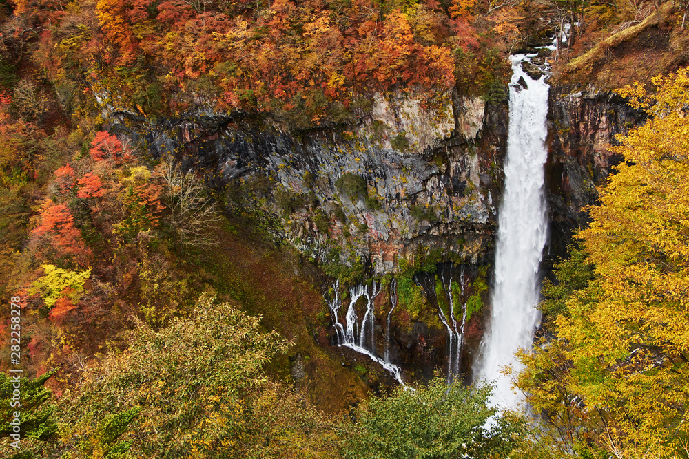 Φωτογραφία View of vibrant autumn colors (foliage) at Kegon falls from the lower observator