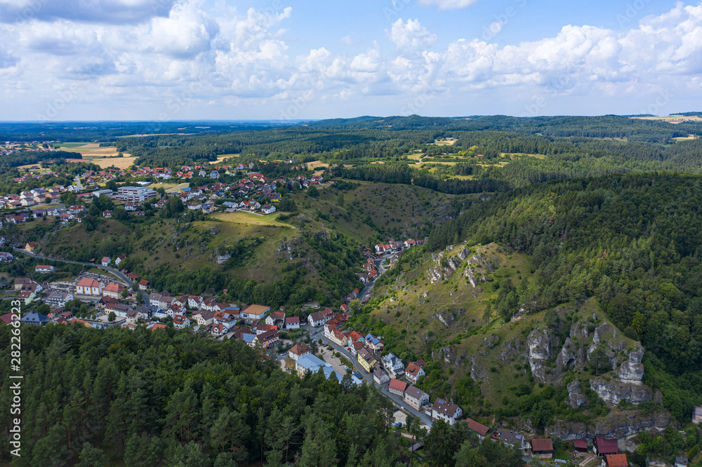 Blick von oben auf Pottenstein/Deutschland in der Fränkischen Schweiz