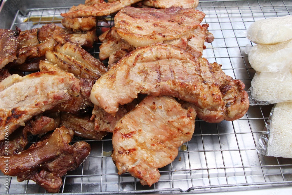 Roasted pork is delicious at street food