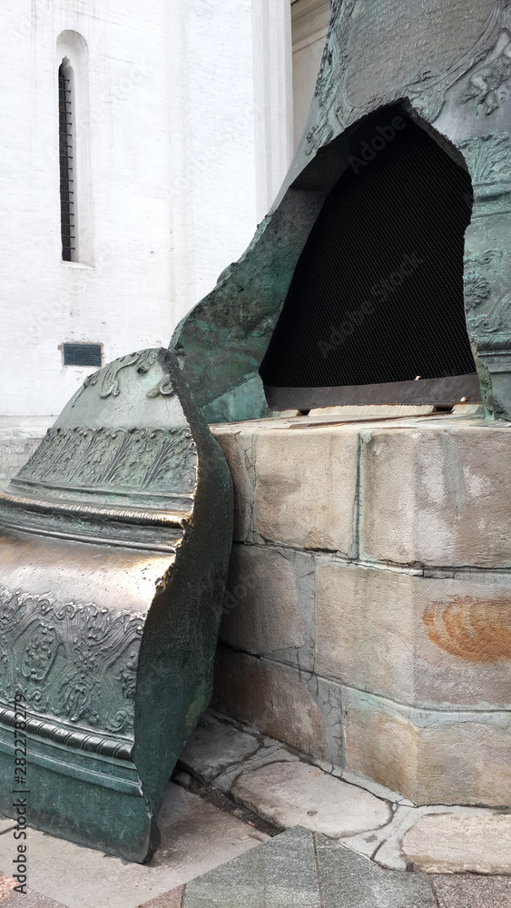Φωτογραφία The broken piece of Tsar Bell or Royal Bell located in the Kremlin palace in Moscow, Russia