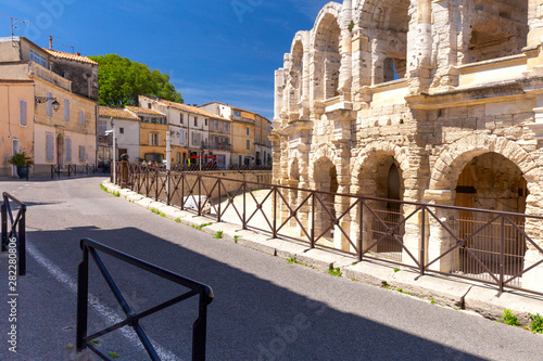 Murais de parede Arles. Old narrow street in the historic center of the city.