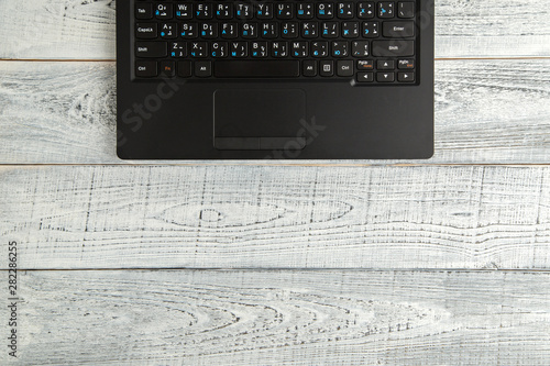 Foto laptop on vintage shabby white wooden background