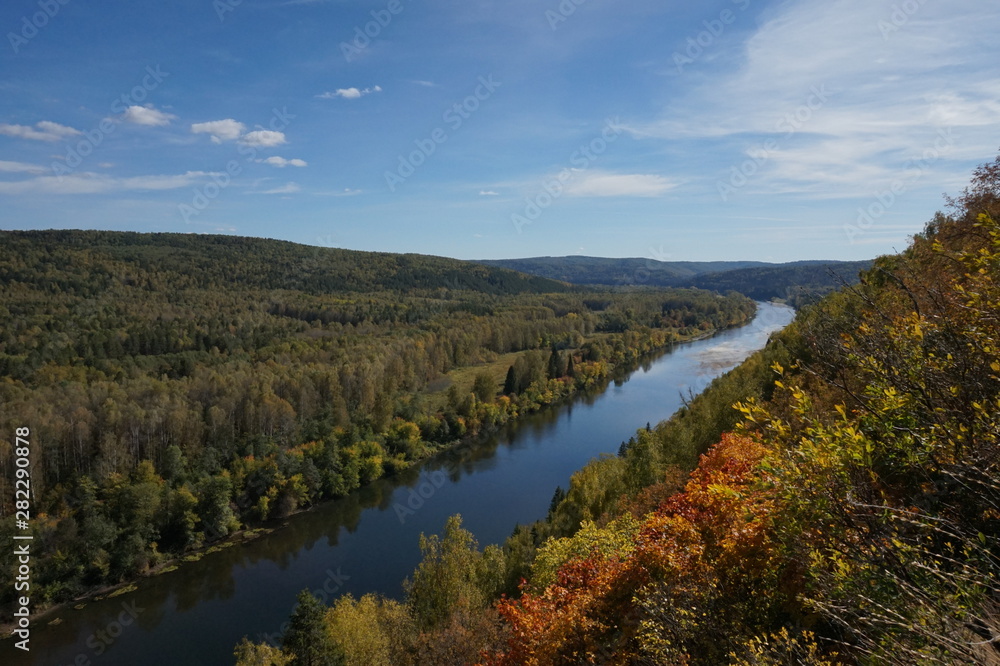Obraz premium autumn landscape with river