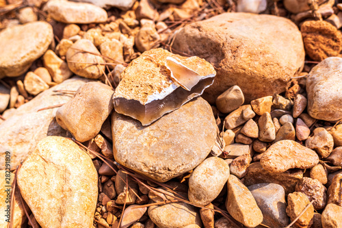 Flint stone found in the bed of a river, a mineral used in prehistory as a weapon.