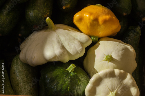 Foto Pâtisson jaune et pâtissons blancs