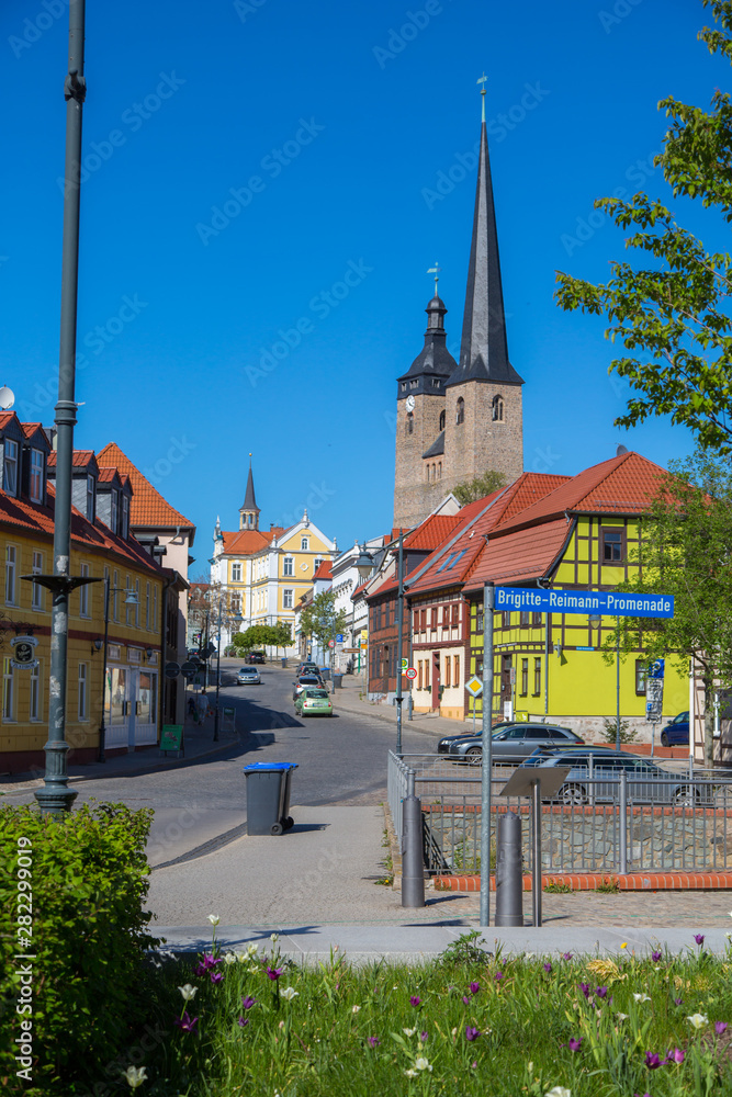 Obraz premium Innenstadt von Burg bei Magdeburg, Jerichower Land, Sachsen-Anhalt, mit bunten Häusern