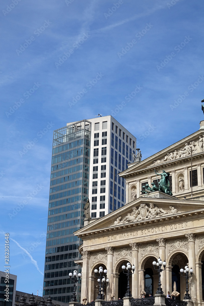 Alte Oper und Hochhaus in Frankfurt