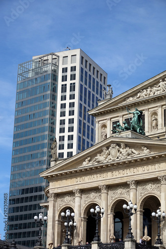 Alte Oper und Hochhaus in Frankfurt