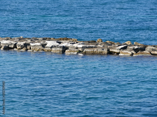 Scogli in mezzo al mare adriatico. Sud Europa