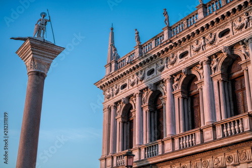 säule des heiligen theodor und libreria marciana im morgenlicht in venedig, italien © ArTo