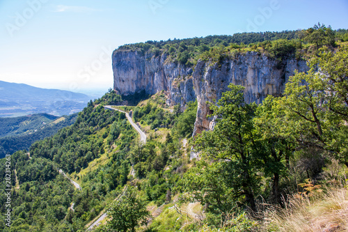 Les falaises et la route de Presles, massif du Vercors, Isère, France