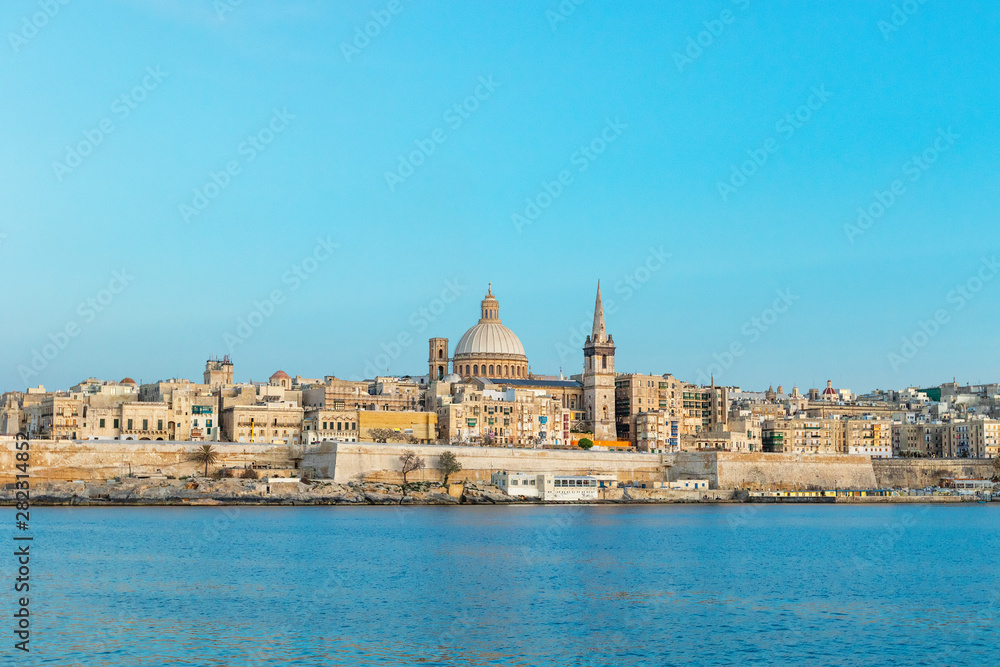 Naklejka premium Scenic evening skyline view of Valletta, Malta