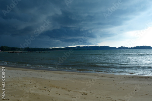 L'orage arrivant en fin de journée sur une plage de Thaïlande photo