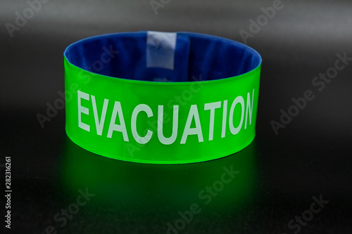 Brassard de serre-fil pour évacuation