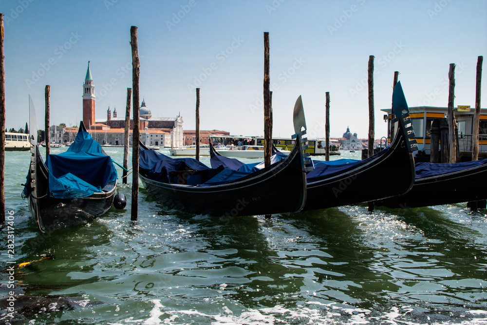 Gondolas paradas ou atracada no canal de Veneza no mar, Italia