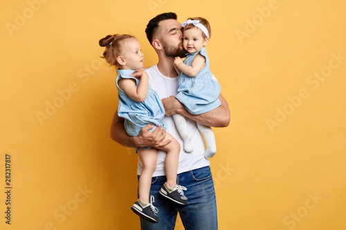 Bild auf Leinwand warm kiss from father