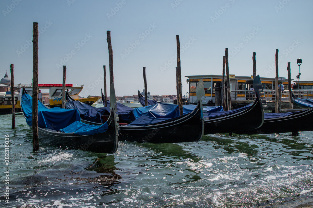 Gondolas paradas ou atracada no canal de Veneza no mar, Italia