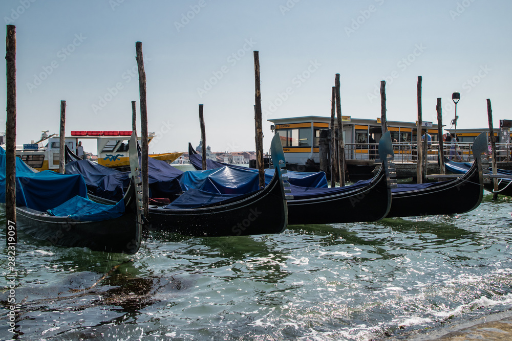 Gondolas paradas ou atracadas no canal de Veneza, Italia