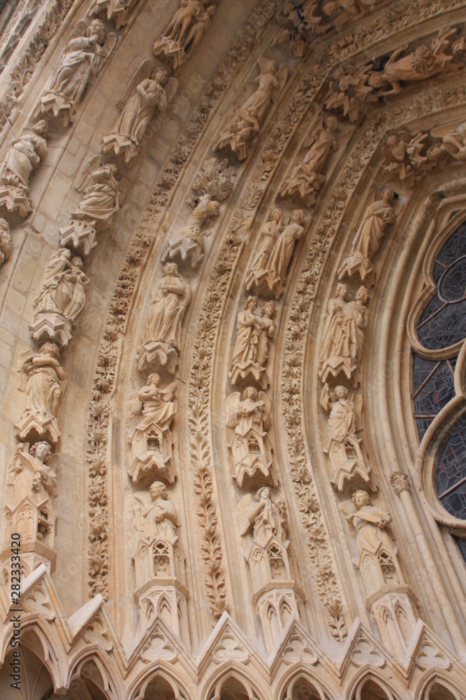 sculptures d'un portail de la cathédrale de Reims