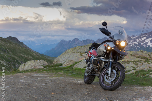 Fototapeta Naklejka Na Ścianę i Meble -  Motorradtour in den Alpen