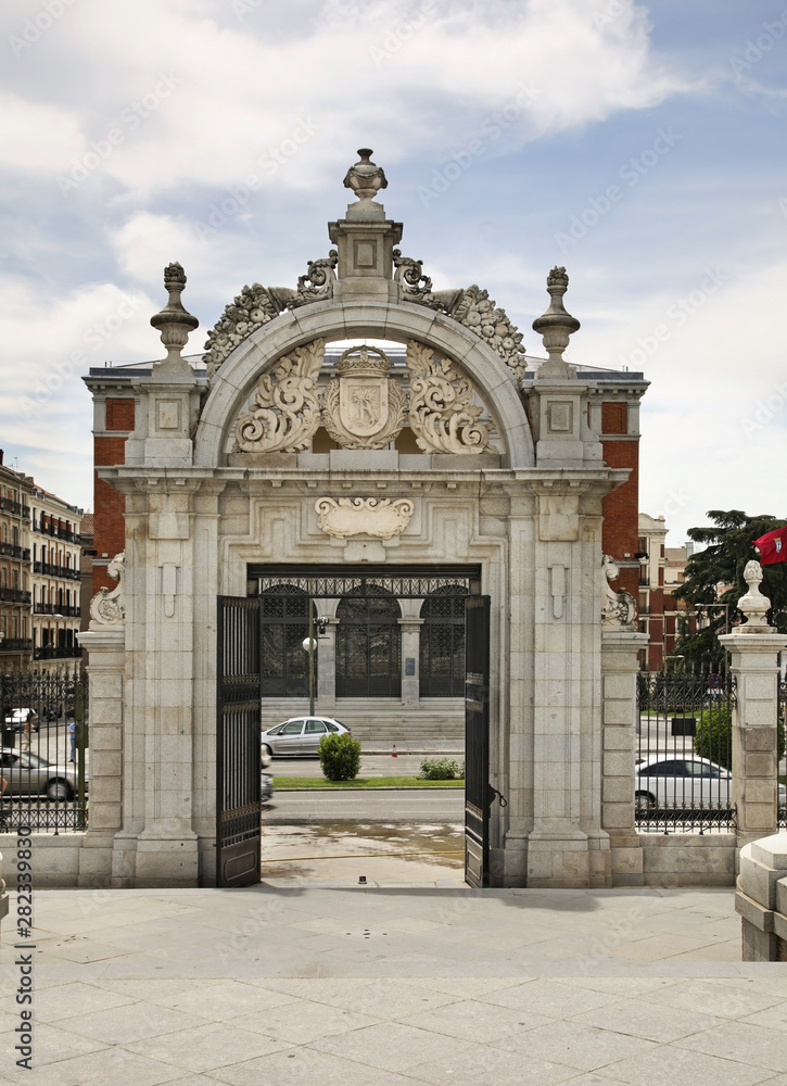 Obraz premium Entrance to Buen Retiro park (Park of Pleasant Retreat) in Madrid. Spain