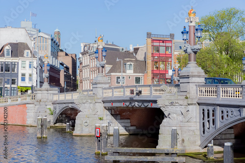 Fototapeta Naklejka Na Ścianę i Meble -  青い橋　アムステルダム